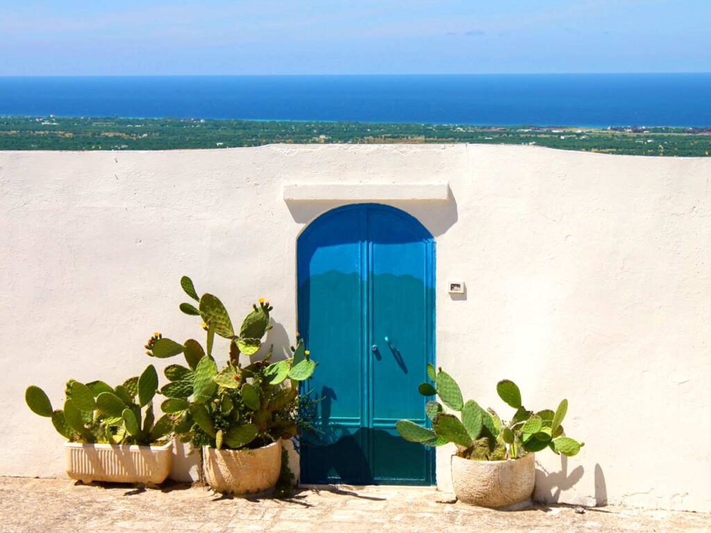 ostuni niebieskie drzwi